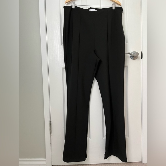 Good American, Good Waist Flare Scuba Pants in Black, Size 18, Good American 6. - Picture 6 of 11